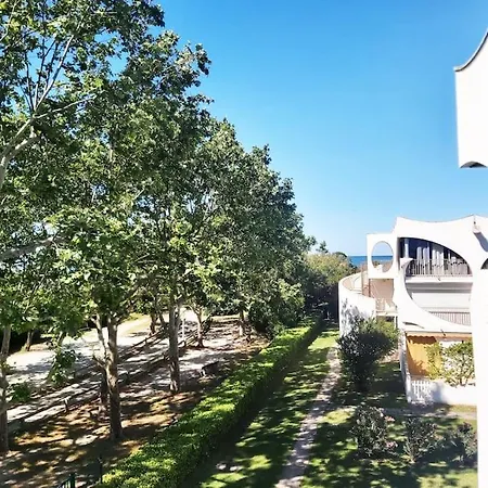 A 100m De La * La Grande-Motte