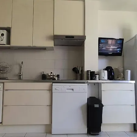 A 100m De La * La Grande-Motte